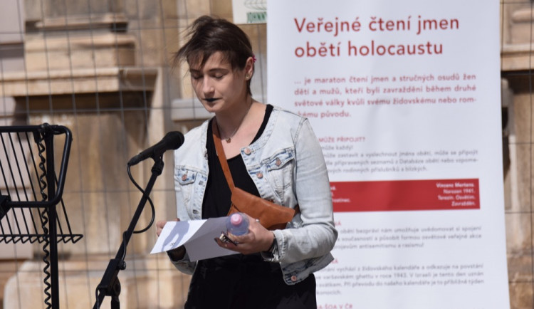 Na Horním náměstí proběhlo veřejné čtení jmen obětí holocaustu