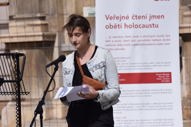 Na Horním náměstí proběhlo veřejné čtení jmen obětí holocaustu