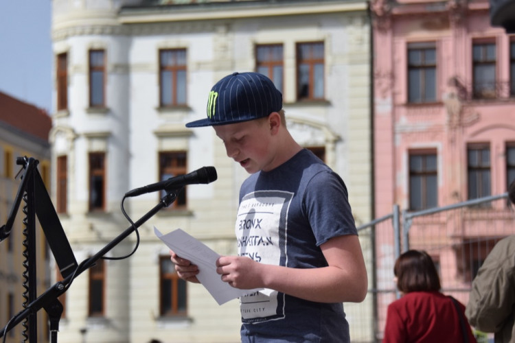 Na Horním náměstí proběhlo veřejné čtení jmen obětí holocaustu