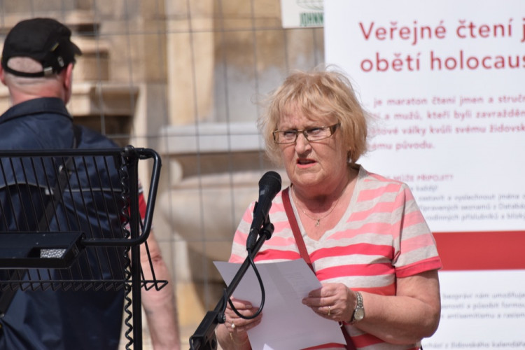 Na Horním náměstí proběhlo veřejné čtení jmen obětí holocaustu