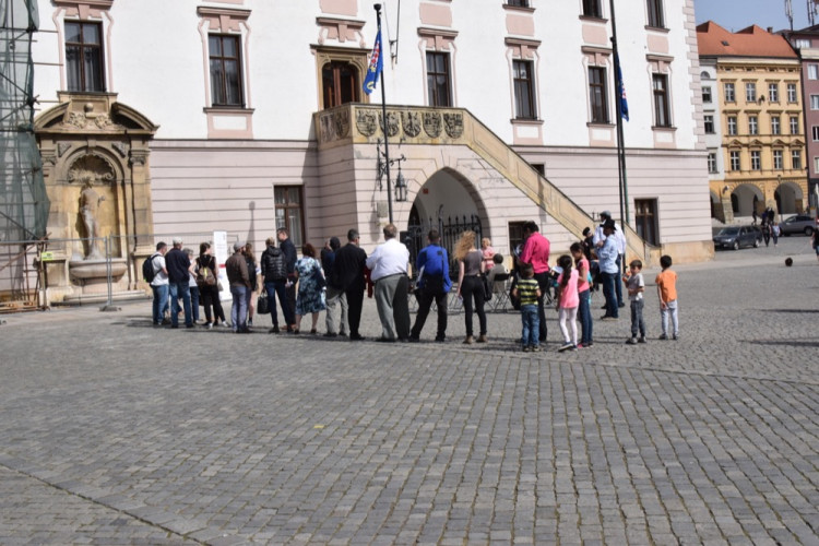 Na Horním náměstí proběhlo veřejné čtení jmen obětí holocaustu