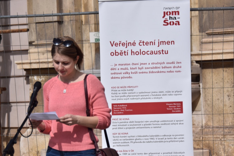 Na Horním náměstí proběhlo veřejné čtení jmen obětí holocaustu