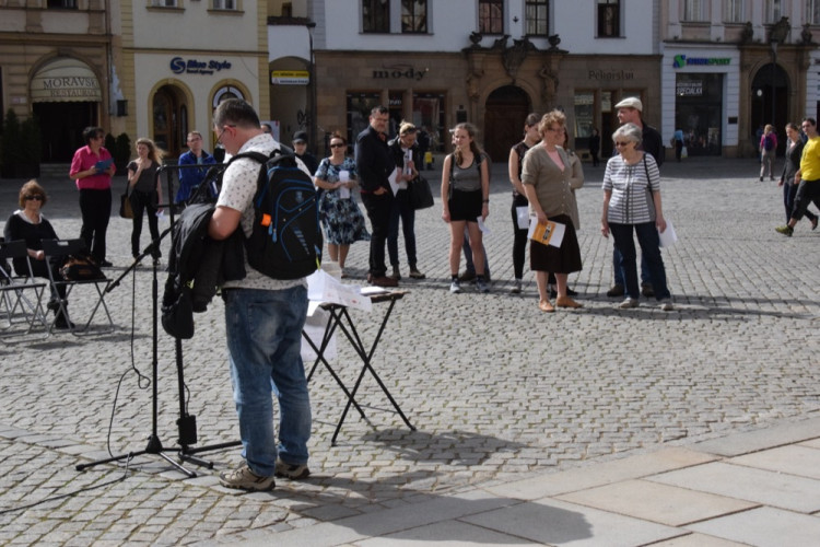 Na Horním náměstí proběhlo veřejné čtení jmen obětí holocaustu