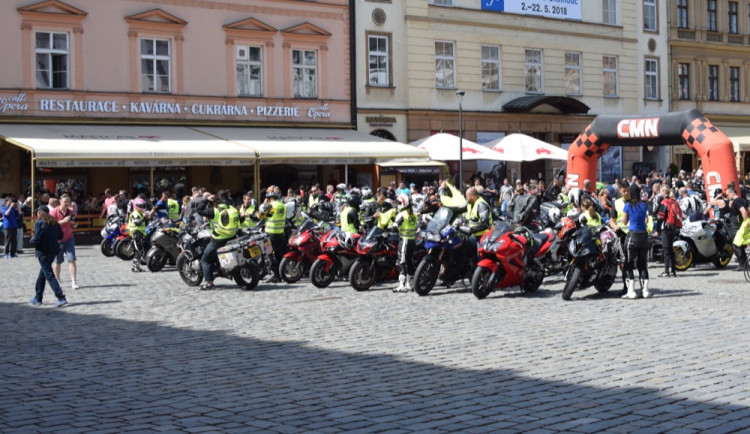 Z Horního náměstí vyjely v poledne stovky motorkářů, oficiálně tak začala jejich sezóna