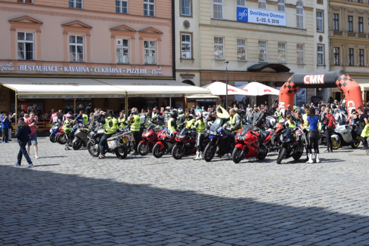Z Horního náměstí vyjely v poledne stovky motorkářů, oficiálně tak začala jejich sezóna