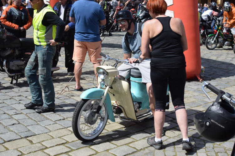 Z Horního náměstí vyjely v poledne stovky motorkářů, oficiálně tak začala jejich sezóna