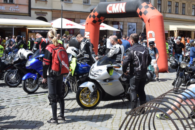 Z Horního náměstí vyjely v poledne stovky motorkářů, oficiálně tak začala jejich sezóna