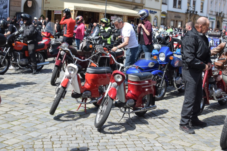 Z Horního náměstí vyjely v poledne stovky motorkářů, oficiálně tak začala jejich sezóna
