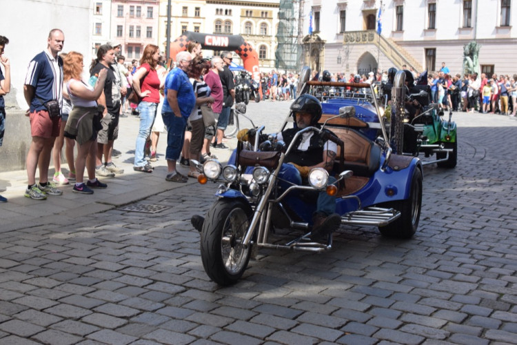 Z Horního náměstí vyjely v poledne stovky motorkářů, oficiálně tak začala jejich sezóna