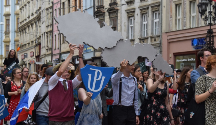 David Koller byl na Horním náměstí korunován králem letošního majálesu