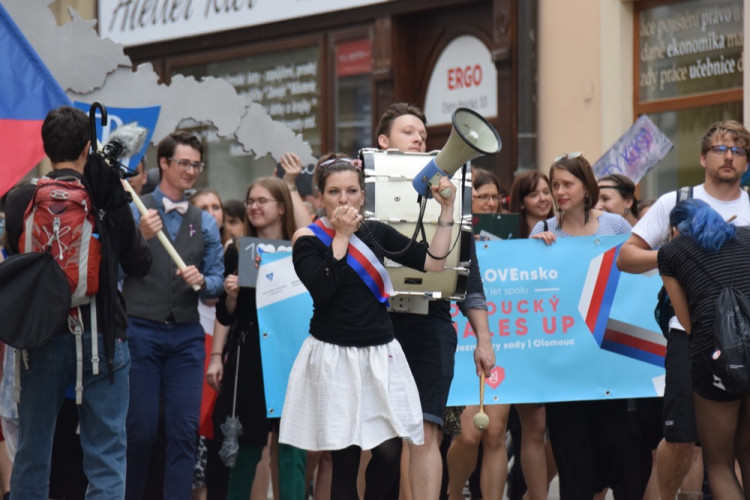 David Koller byl na Horním náměstí korunován králem letošního majálesu