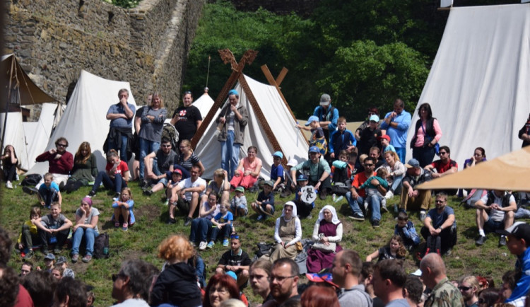 FOTOGALERIE: Středověká společnost ovládla Helfštýn. Podívejte se na fotky z prvního dne festivalu