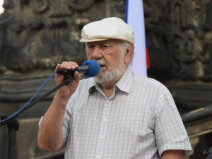 Na Horním náměstí se sešli lidé, aby demonstrovali proti vládě Babiše a Zemana