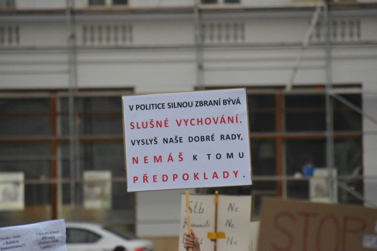 Na Horním náměstí se sešli lidé, aby demonstrovali proti vládě Babiše a Zemana