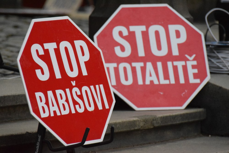 Na Horním náměstí se sešli lidé, aby demonstrovali proti vládě Babiše a Zemana