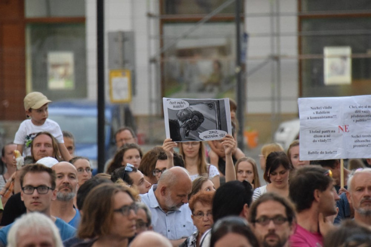 Na Horním náměstí se sešli lidé, aby demonstrovali proti vládě Babiše a Zemana