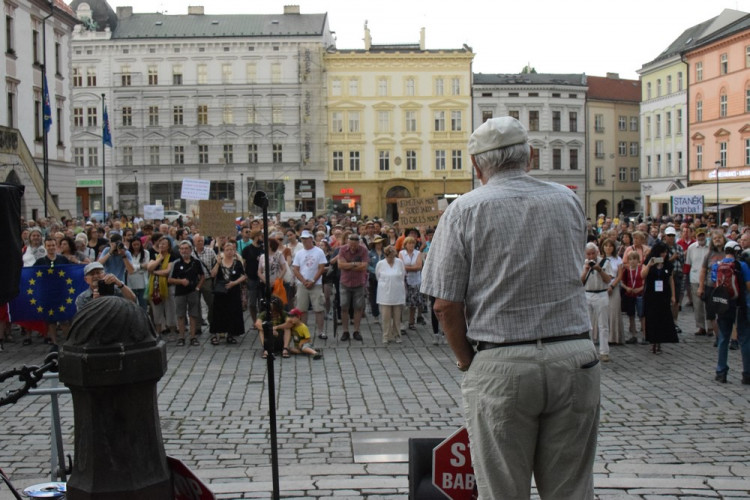 Na Horním náměstí se sešli lidé, aby demonstrovali proti vládě Babiše a Zemana