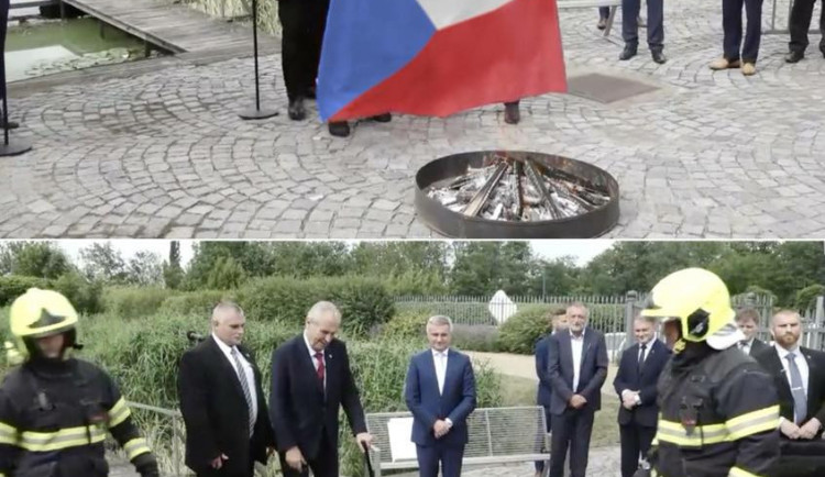 FOTO: Internetové vtípky na prezidentovo veřejné pálení trenýrek