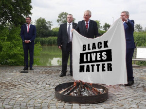 FOTO: Internetové vtípky na prezidentovo veřejné pálení trenýrek
