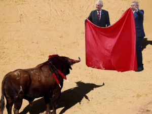 FOTO: Internetové vtípky na prezidentovo veřejné pálení trenýrek