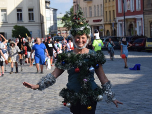 Centrem se prohnali lyžaři, bobaři i zimní Borati. Běžel se další ročník Půlvánočního běhu