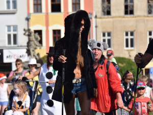 Centrem se prohnali lyžaři, bobaři i zimní Borati. Běžel se další ročník Půlvánočního běhu