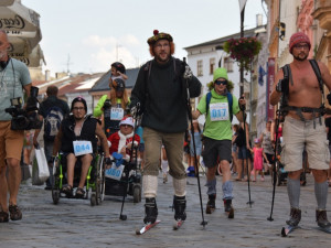 Centrem se prohnali lyžaři, bobaři i zimní Borati. Běžel se další ročník Půlvánočního běhu