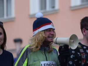 Centrem se prohnali lyžaři, bobaři i zimní Borati. Běžel se další ročník Půlvánočního běhu