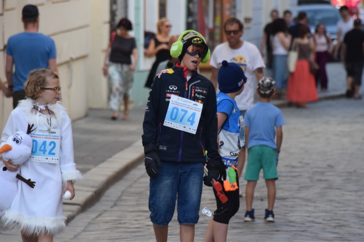 Centrem se prohnali lyžaři, bobaři i zimní Borati. Běžel se další ročník Půlvánočního běhu