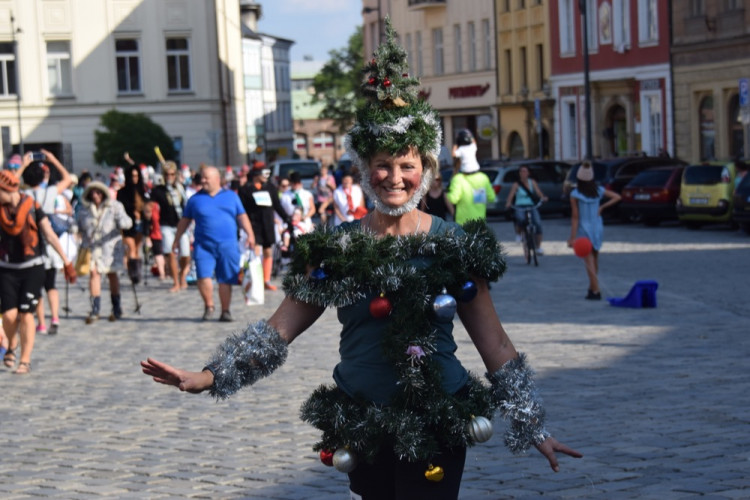 Centrem se prohnali lyžaři, bobaři i zimní Borati. Běžel se další ročník Půlvánočního běhu