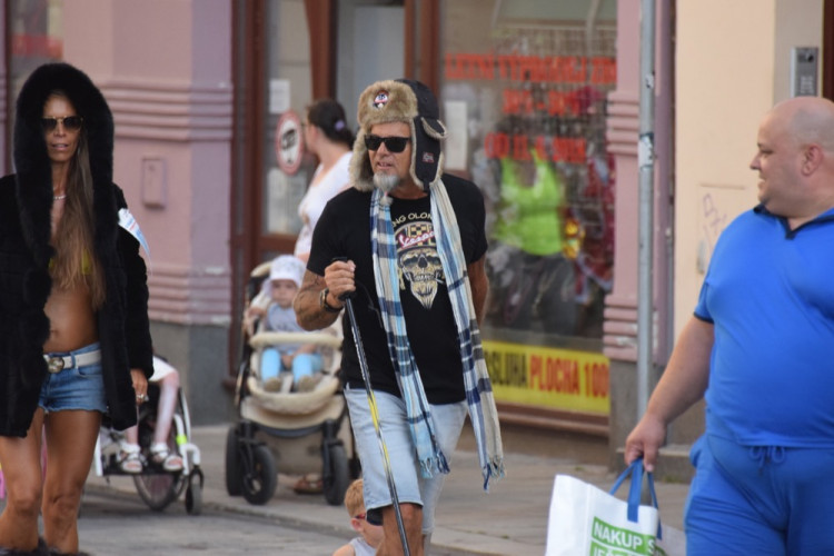 Centrem se prohnali lyžaři, bobaři i zimní Borati. Běžel se další ročník Půlvánočního běhu