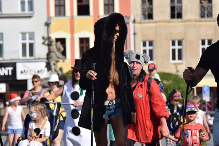 Centrem se prohnali lyžaři, bobaři i zimní Borati. Běžel se další ročník Půlvánočního běhu