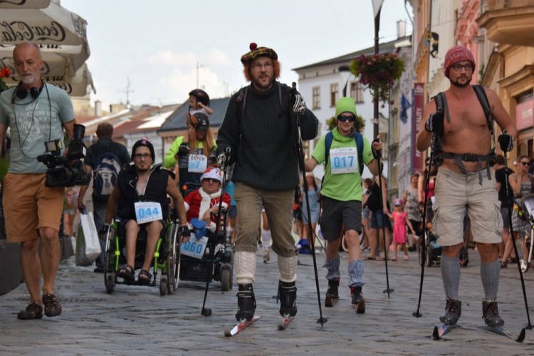 Centrem se prohnali lyžaři, bobaři i zimní Borati. Běžel se další ročník Půlvánočního běhu