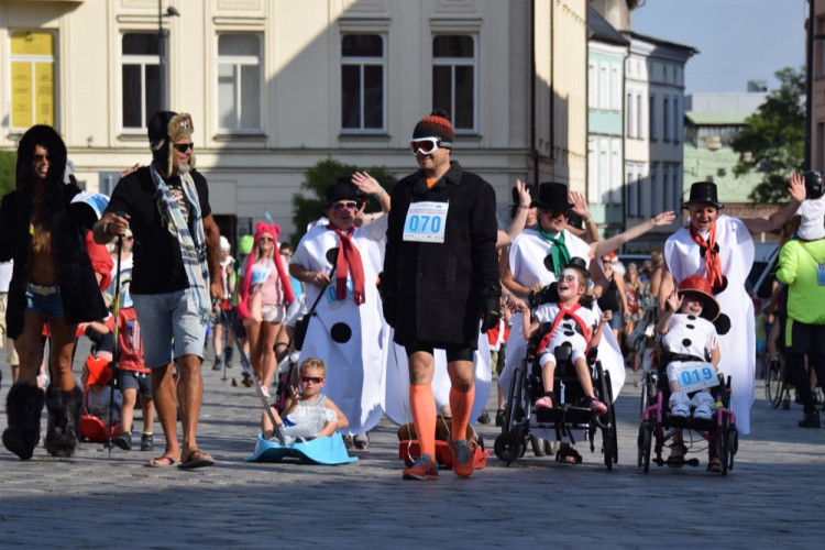Centrem se prohnali lyžaři, bobaři i zimní Borati. Běžel se další ročník Půlvánočního běhu