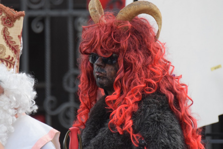 Centrem se prohnali lyžaři, bobaři i zimní Borati. Běžel se další ročník Půlvánočního běhu