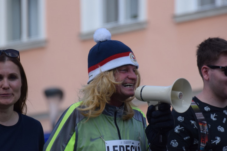 Centrem se prohnali lyžaři, bobaři i zimní Borati. Běžel se další ročník Půlvánočního běhu