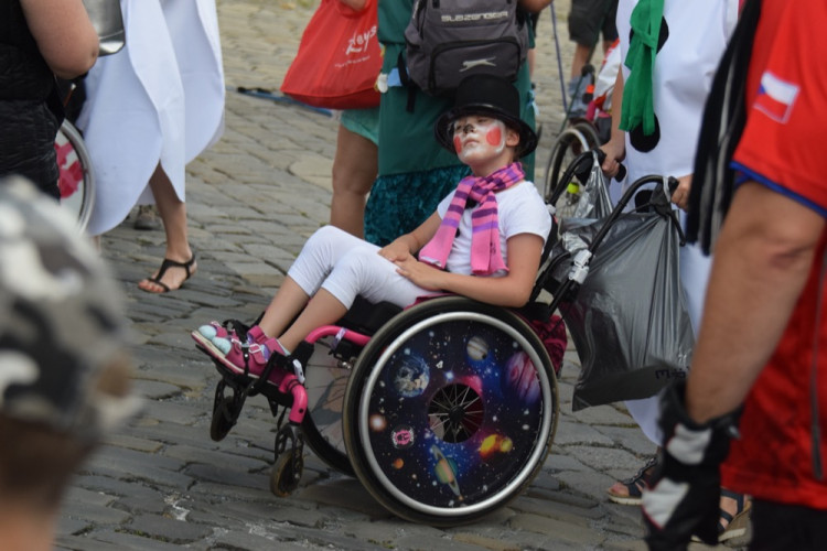 Centrem se prohnali lyžaři, bobaři i zimní Borati. Běžel se další ročník Půlvánočního běhu