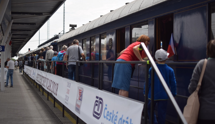 FOTO/VIDEO: Prezidentský vlak je v Olomouci, podívejte se do jeho útrob