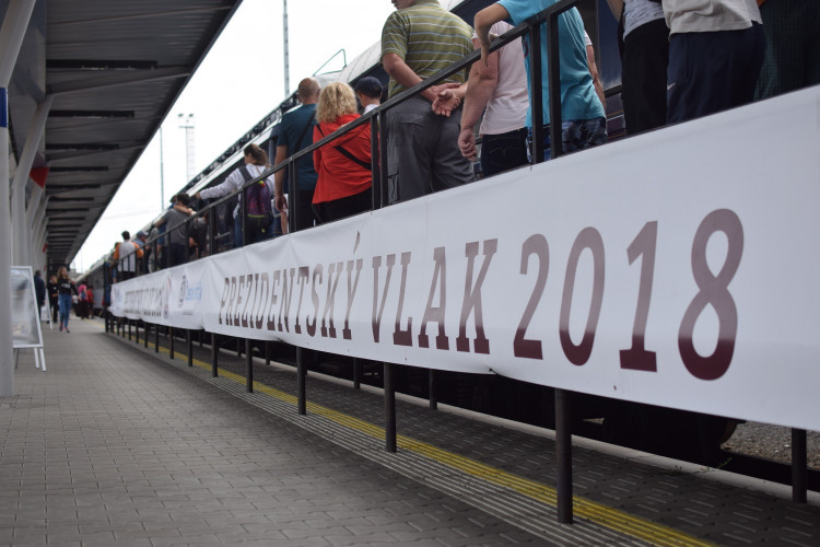 FOTO/VIDEO: Prezidentský vlak je v Olomouci, podívejte se do jeho útrob