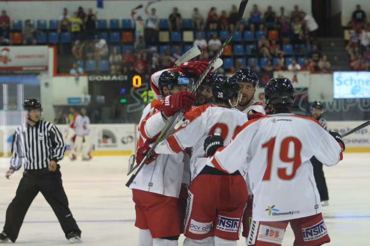 Kohouti zvládli první domácí přípravný zápas, Třinec porazili v nájezdech 3:2