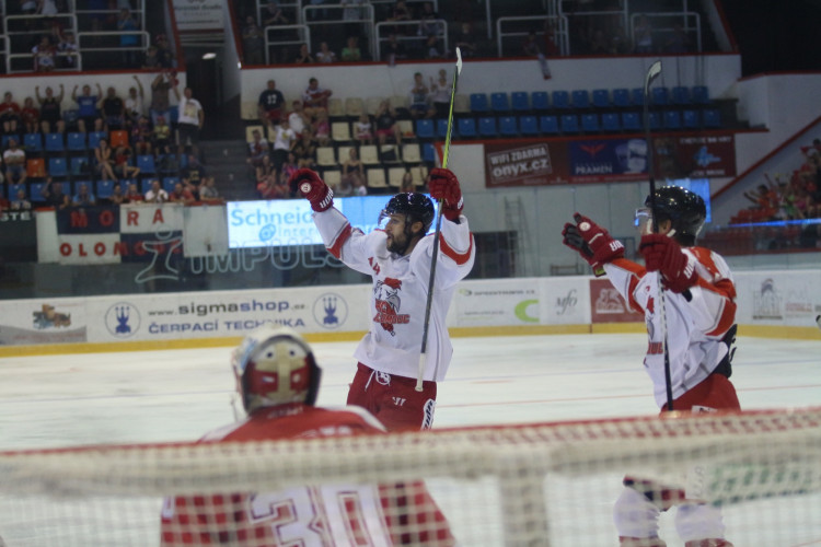 Kohouti zvládli první domácí přípravný zápas, Třinec porazili v nájezdech 3:2