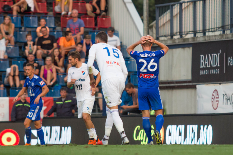 FOTOGALERIE: Sigma padla s Baníkem na hřišti i na tribunách. Tady jsou fotky