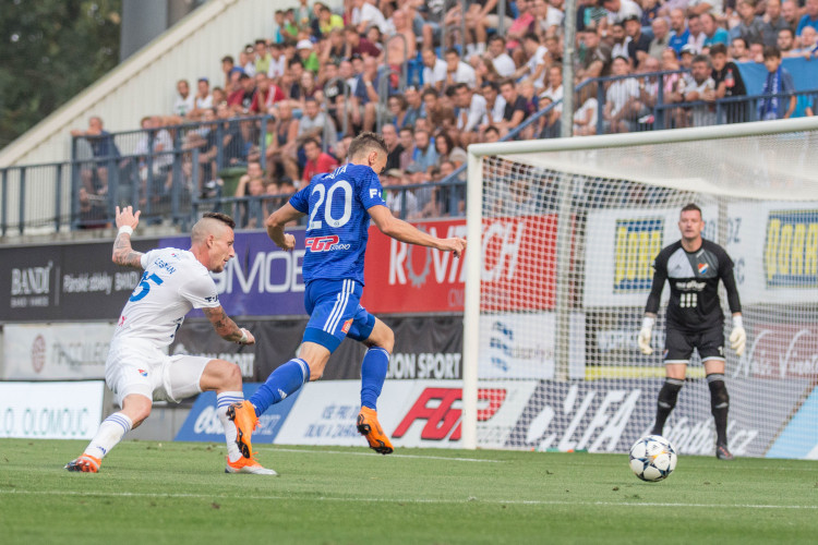 FOTOGALERIE: Sigma padla s Baníkem na hřišti i na tribunách. Tady jsou fotky