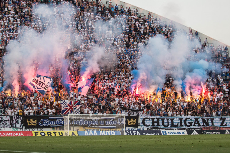 FOTOGALERIE: Sigma padla s Baníkem na hřišti i na tribunách. Tady jsou fotky