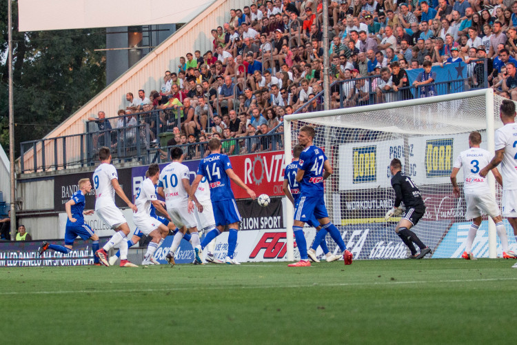 FOTOGALERIE: Sigma padla s Baníkem na hřišti i na tribunách. Tady jsou fotky