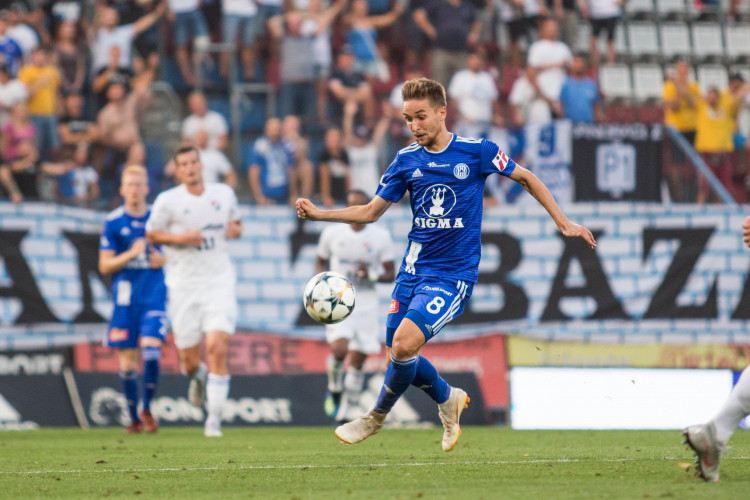 FOTOGALERIE: Sigma padla s Baníkem na hřišti i na tribunách. Tady jsou fotky