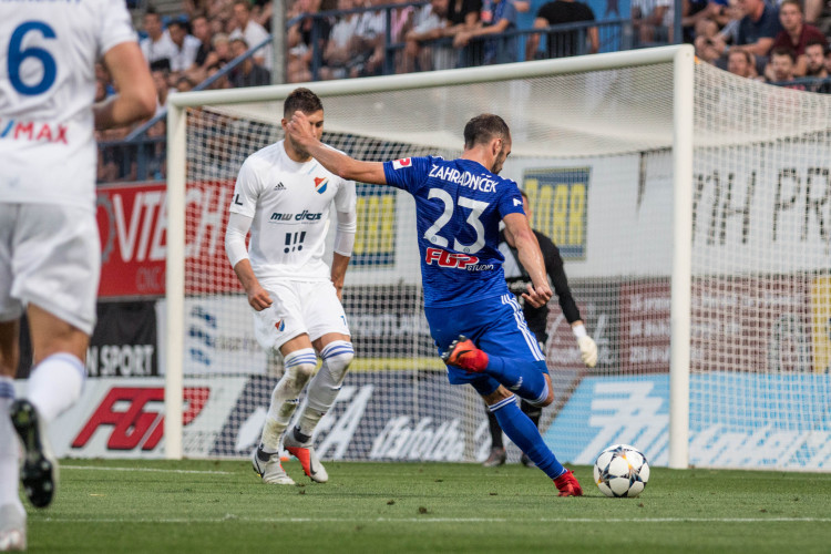FOTOGALERIE: Sigma padla s Baníkem na hřišti i na tribunách. Tady jsou fotky