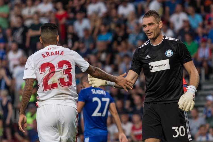 FOTOGALERIE: Celý stadion jim tleskal vestoje. Sigma ukázala, že vyhrát proti Seville není nemožné