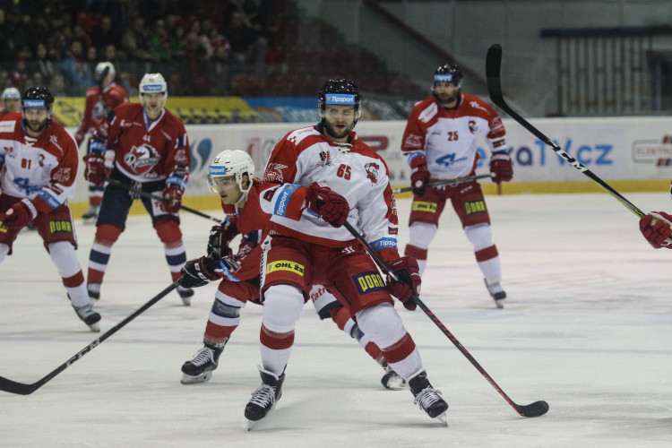 Kohouti vyhráli potřetí za sebou, Pardubice porazili 4:2. Zápas patřil Ondruškovi