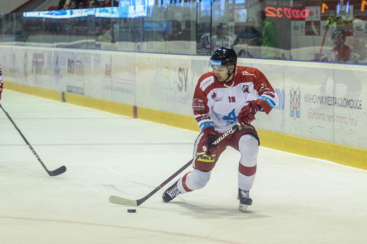 Kohouti vyhráli potřetí za sebou, Pardubice porazili 4:2. Zápas patřil Ondruškovi